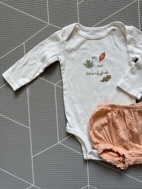Old Navy|Baby girl “Oh So Thankful” Long Sleeve onesie & Peach gauzy Bloomers•••